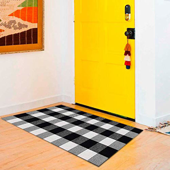 https://www.getuscart.com/images/thumbs/0840357_black-and-white-buffalo-plaid-rug-24x51-upgraded-anti-slip-mat-outdoorindoor-front-porch-check-doorm_550.jpeg