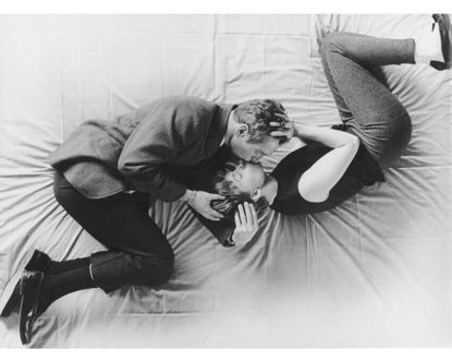 Picture of Paul Newman & Joanne Woodward romantic kiss 8x10 inch photo